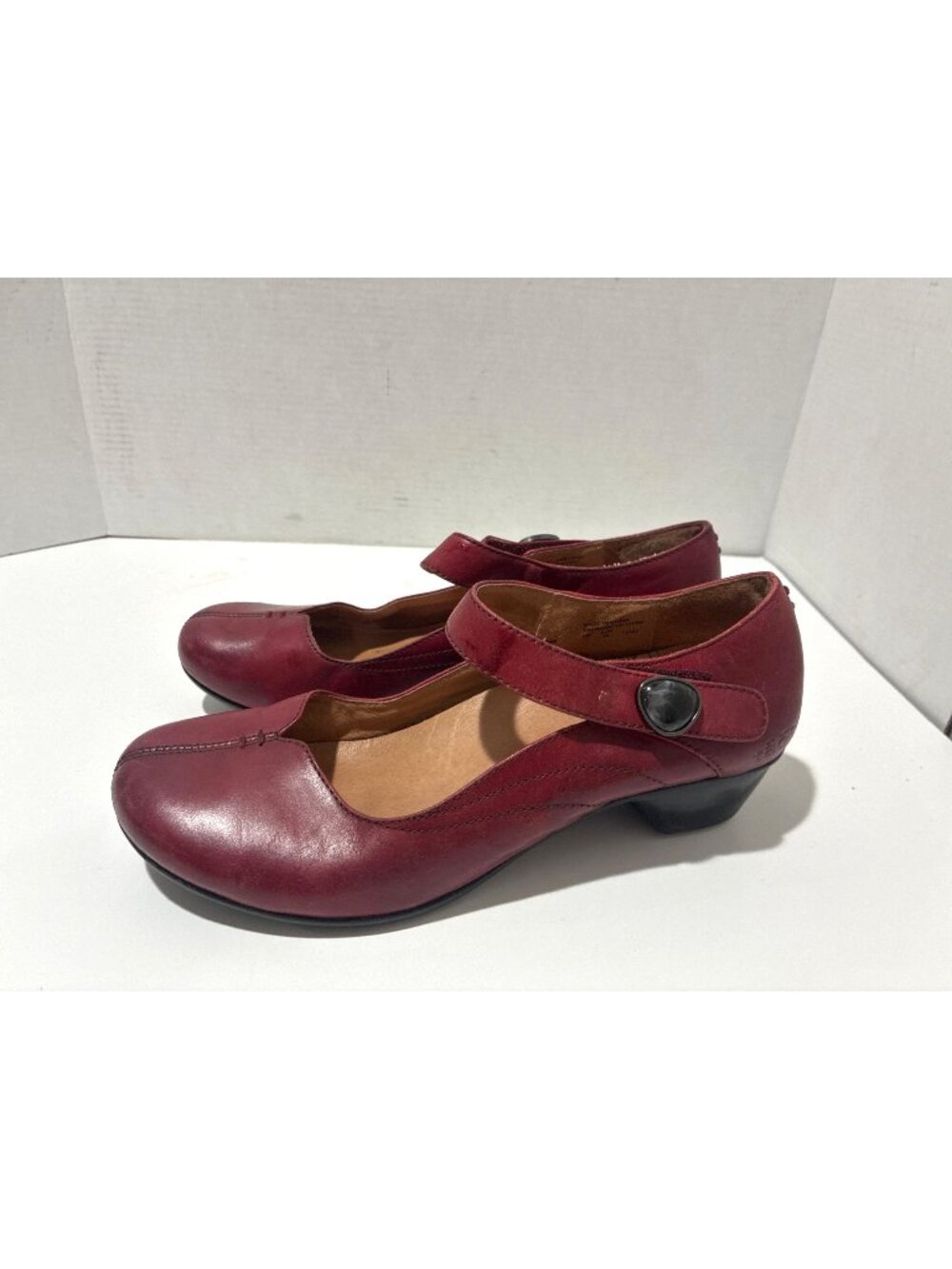 Taos woman’s Mary Jane heels shoes color red leather size 7